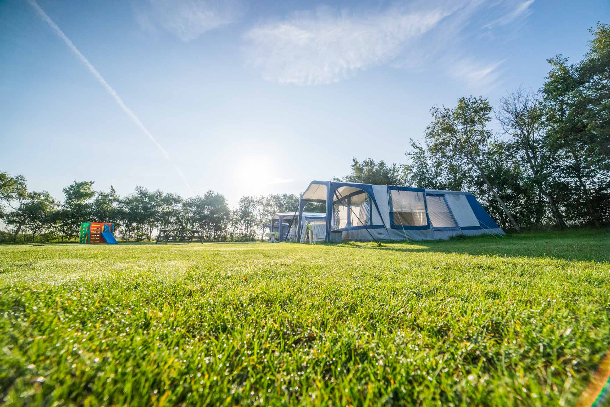 Tenten op kampeerterrein van camping schiermonnikoog