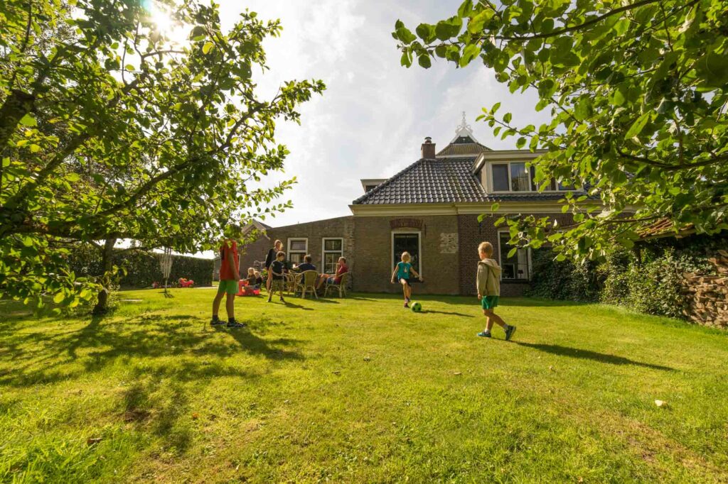 Buiten spelen bij het huis