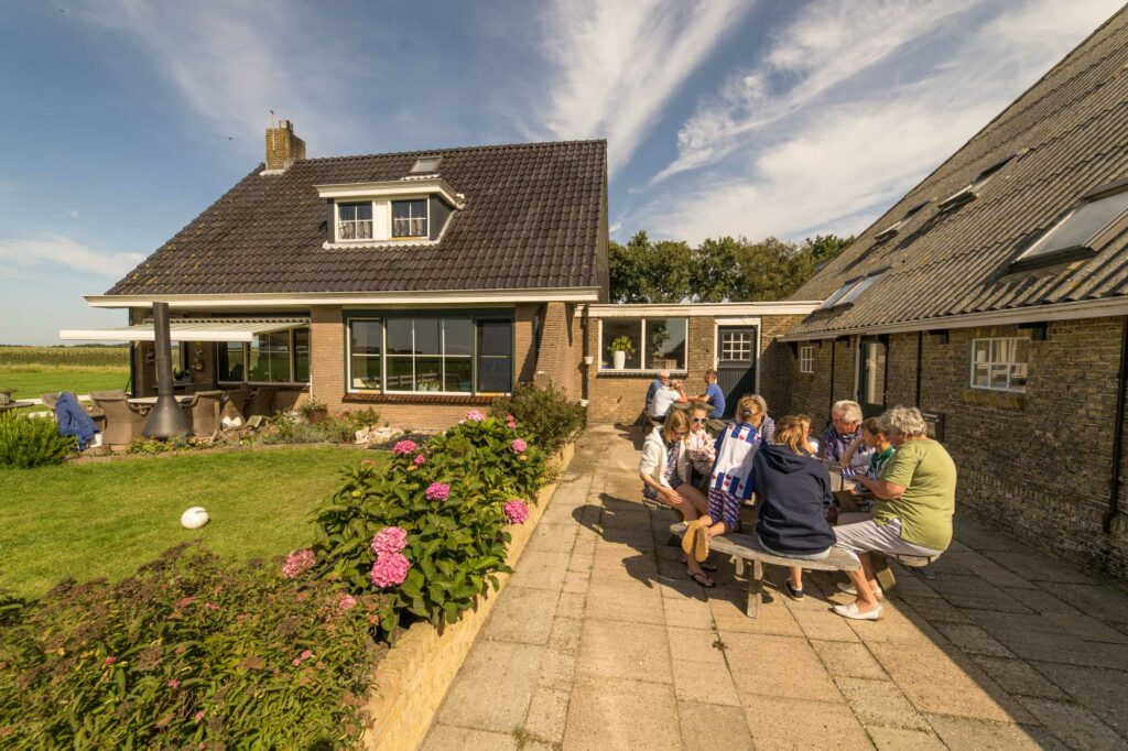 gezelligheid op het terras van De Oorsprong