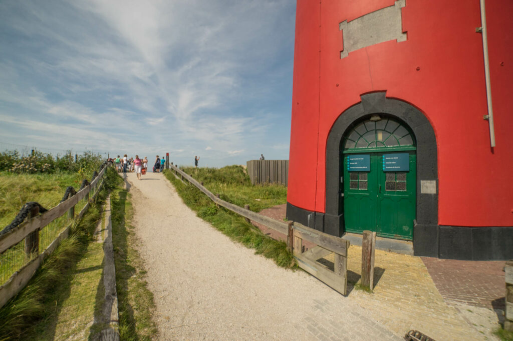 mensen in de duinen bij de vuurtoren