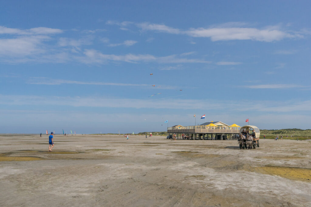 Koets op het strand op Schier