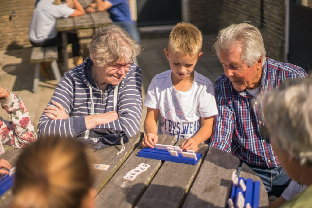 Spelletjes spelen op het terras bij de Oorsprong