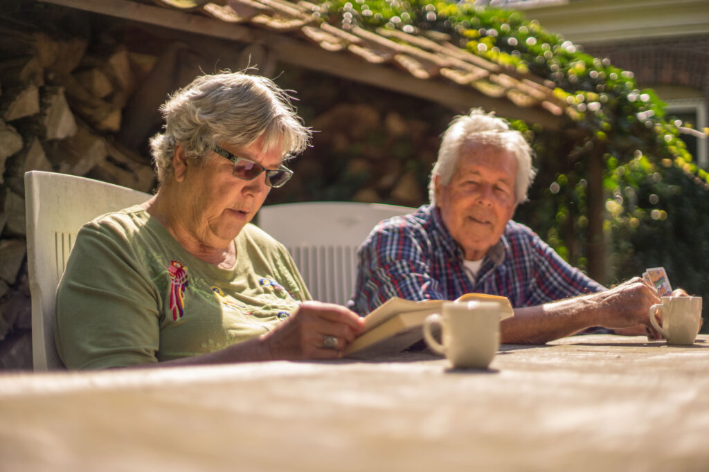 Senioren genieten buiten op het terras