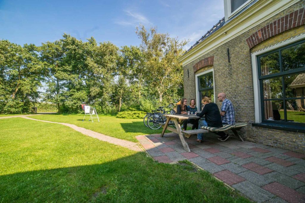 Bezoekers bij de accomodatie van de Oorsprong